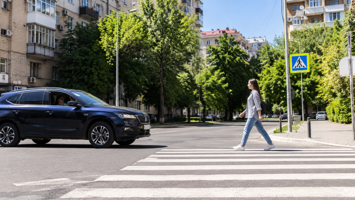 Пішохідний перехід та автомобіль перед ним